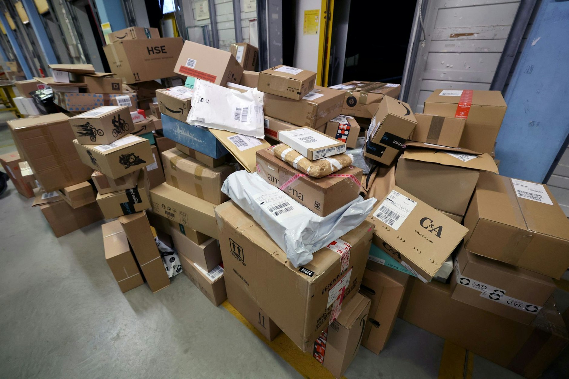 Gerade in der Vorweihnachtszeit hat DHL viel zu tun. Ein Einfallstor für Betrüger.