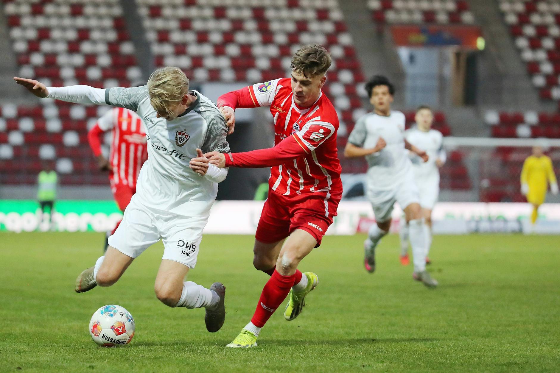 In Erfurt zog Joey Breitfeld (l.) mit dem BFC den Kürzeren. Rechts: RWEs Laurenz Dehl.