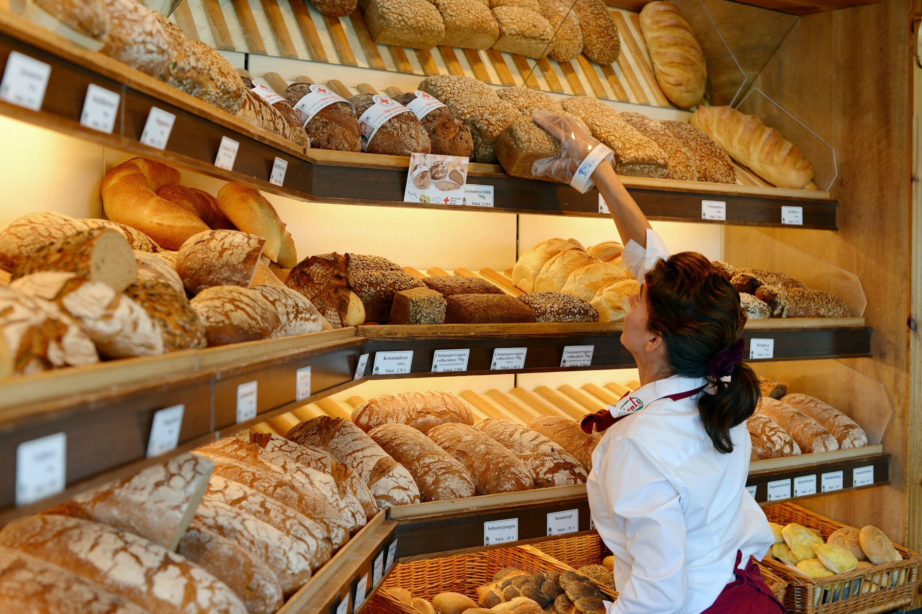 In Bäckereien müssen viele Mitarbeiter auch rund um die Feiertage Dienst schieben.