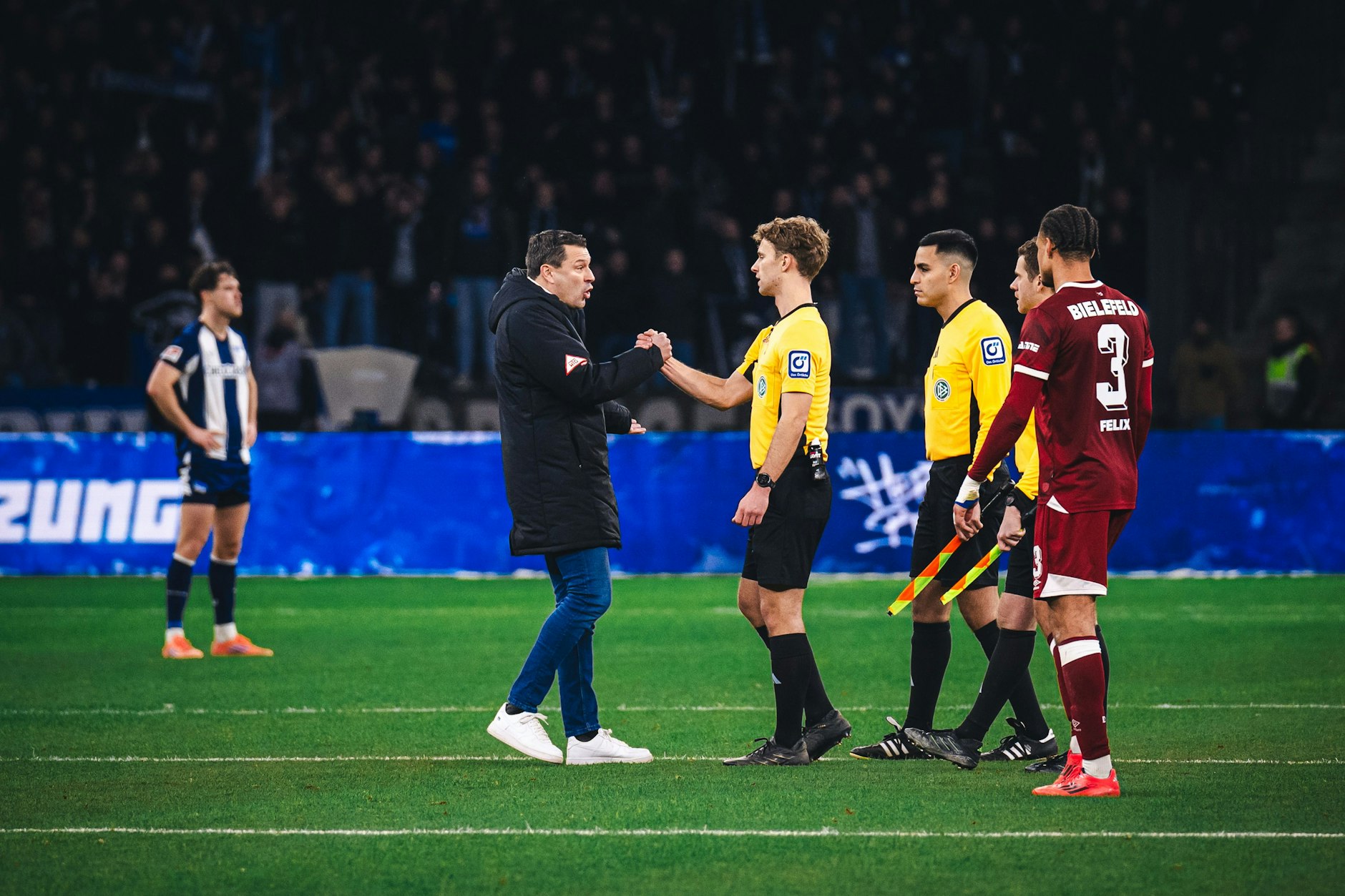 Shakehands mit Wutansage! Hertha-Sportdirektor Benjamin Weber geigte Schiedsrichter Jarno Wienefeld nach dem Abpfiff die Meinung.