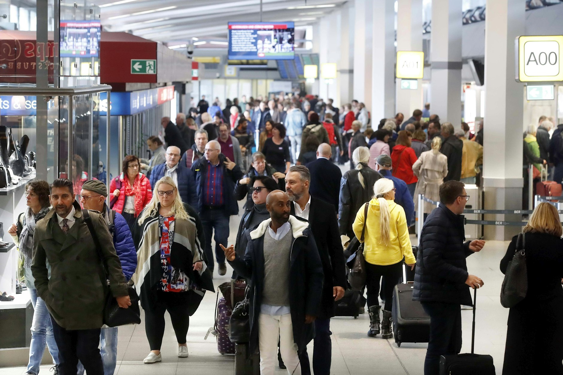 Großer Andrang am Flughafen BER: Zum Start der Weihnachtsferien sind die Terminals deutlich voller als sonst.