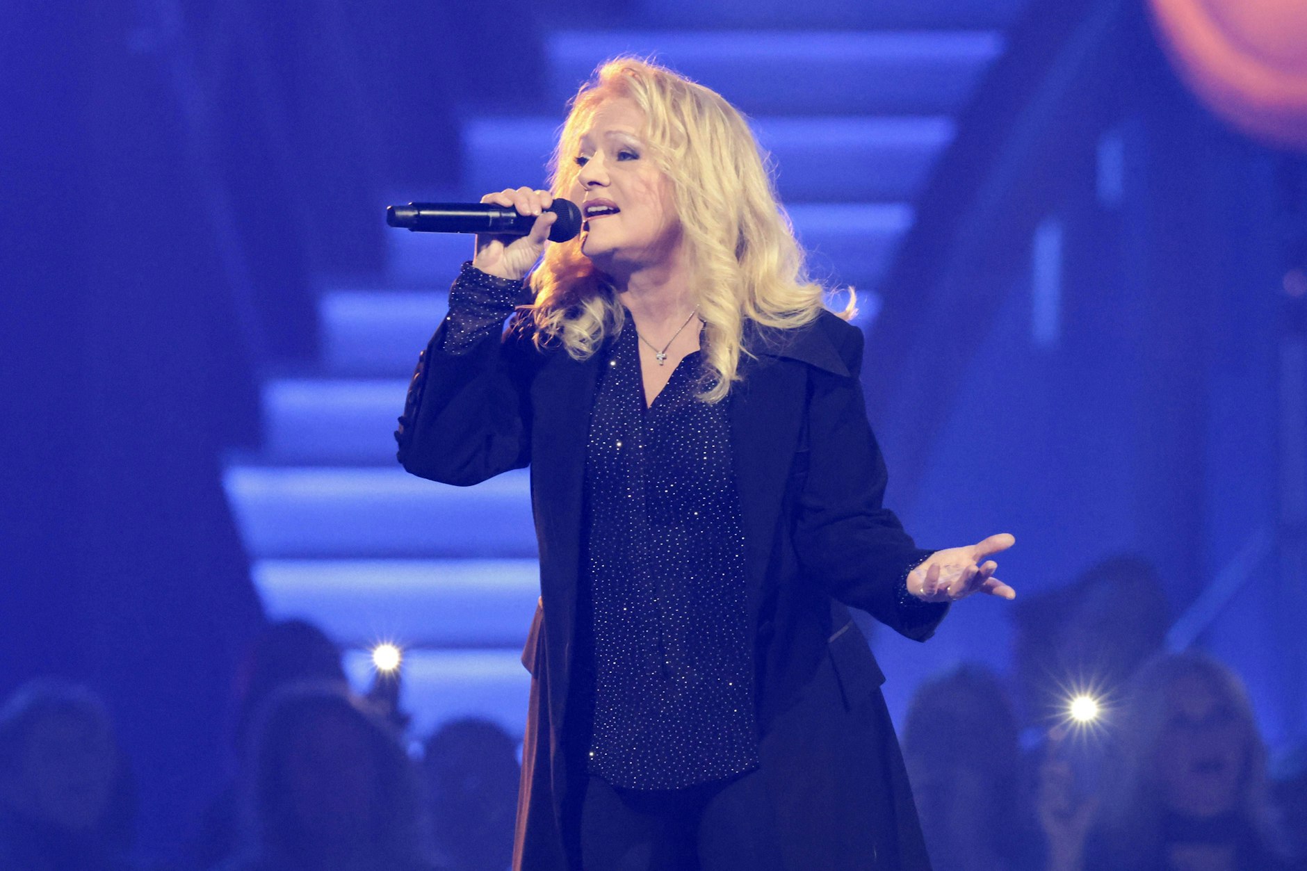 „Ein bisschen Frieden“ für die Ärmsten: Nicole singt im Estrel.