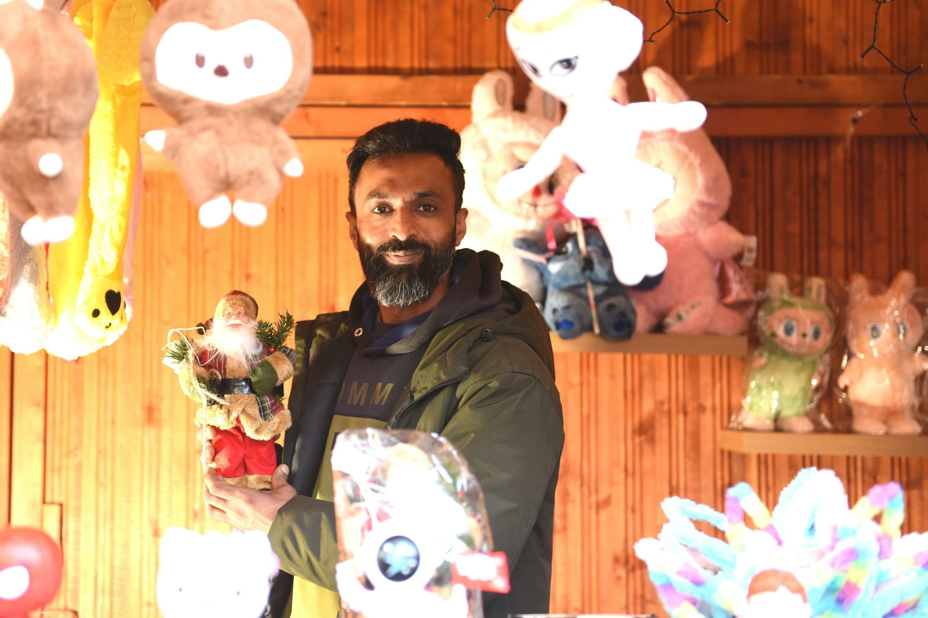 Abdul Aziz zahlt für seinen Stand auf dem Weihnachtsmarkt in Spandau mehr als 4300 Euro.