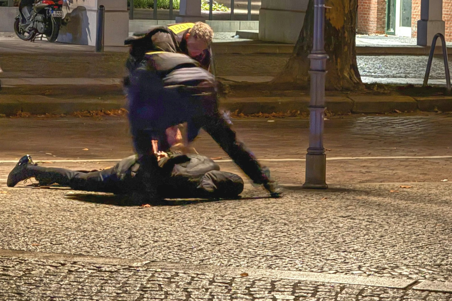 Nach einer Verfolgungsjagd: Die Polizei nimmt den Mann am Karl-August-Platz in Berlin-Charlottenburg fest.