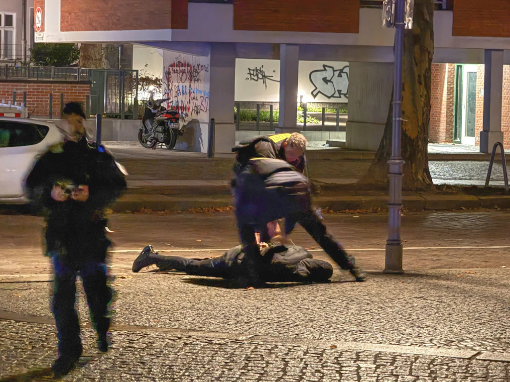 BMW-Flucht endet spektakulär in Sackgasse