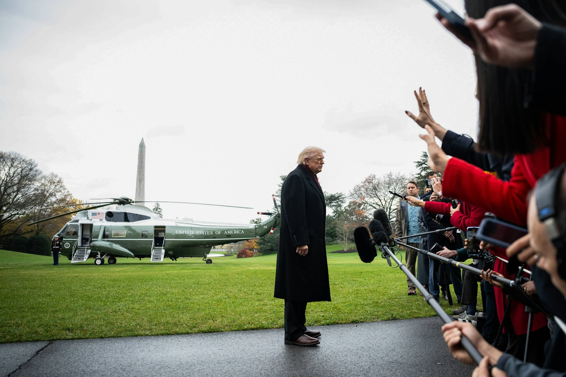 US-Präsident Donald Trump spricht vor dem Abflug mit Pressevertretern auf dem Südrasen des Weißen Hauses – während in Washington über mögliche Nvidia-Chipverkäufe nach China diskutiert wird.