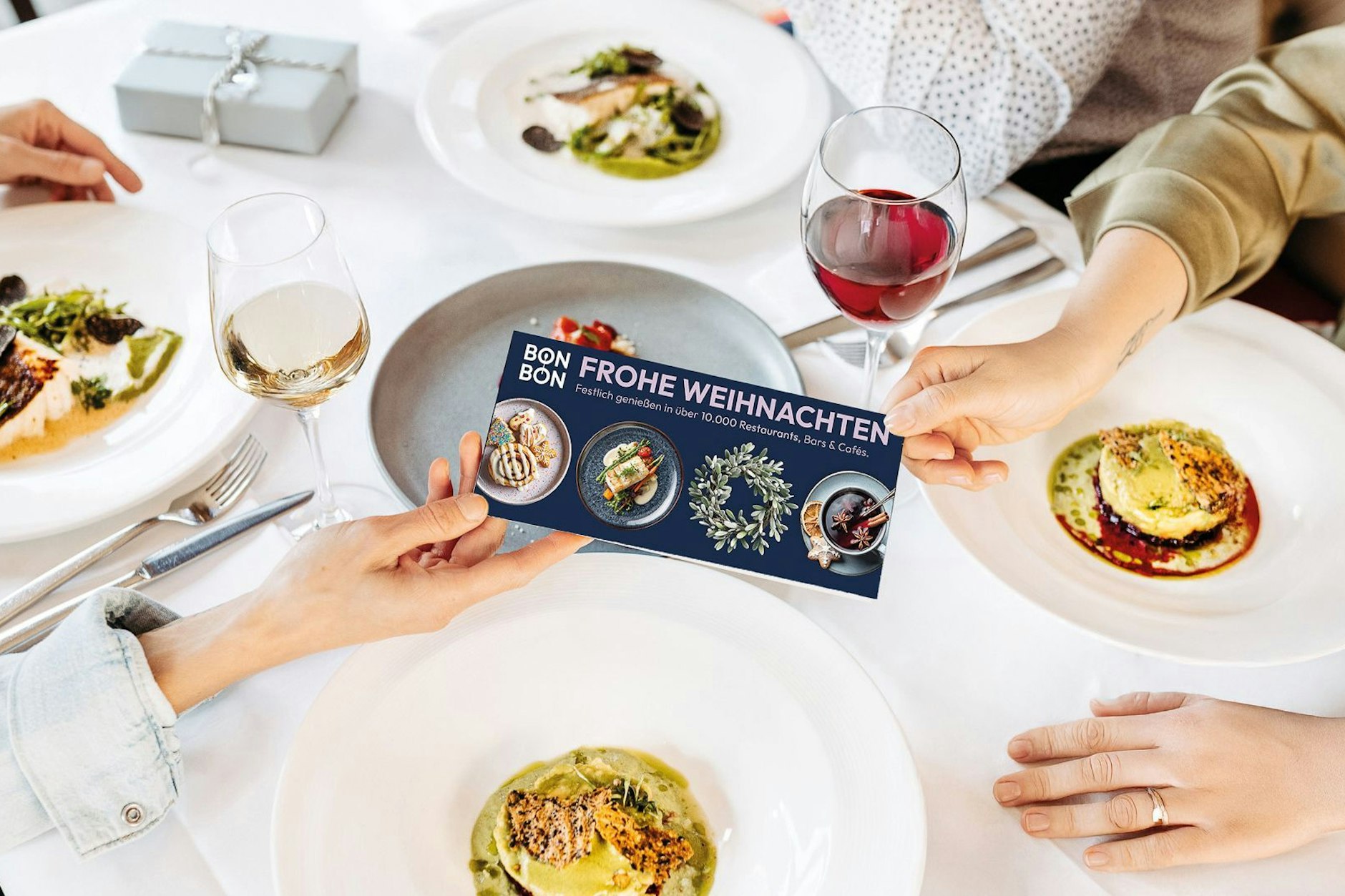 Gutscheine für Veranstaltungen oder einen Restaurantbesuch sind immer eine gute Idee für ein Weihnachtsgeschenk.