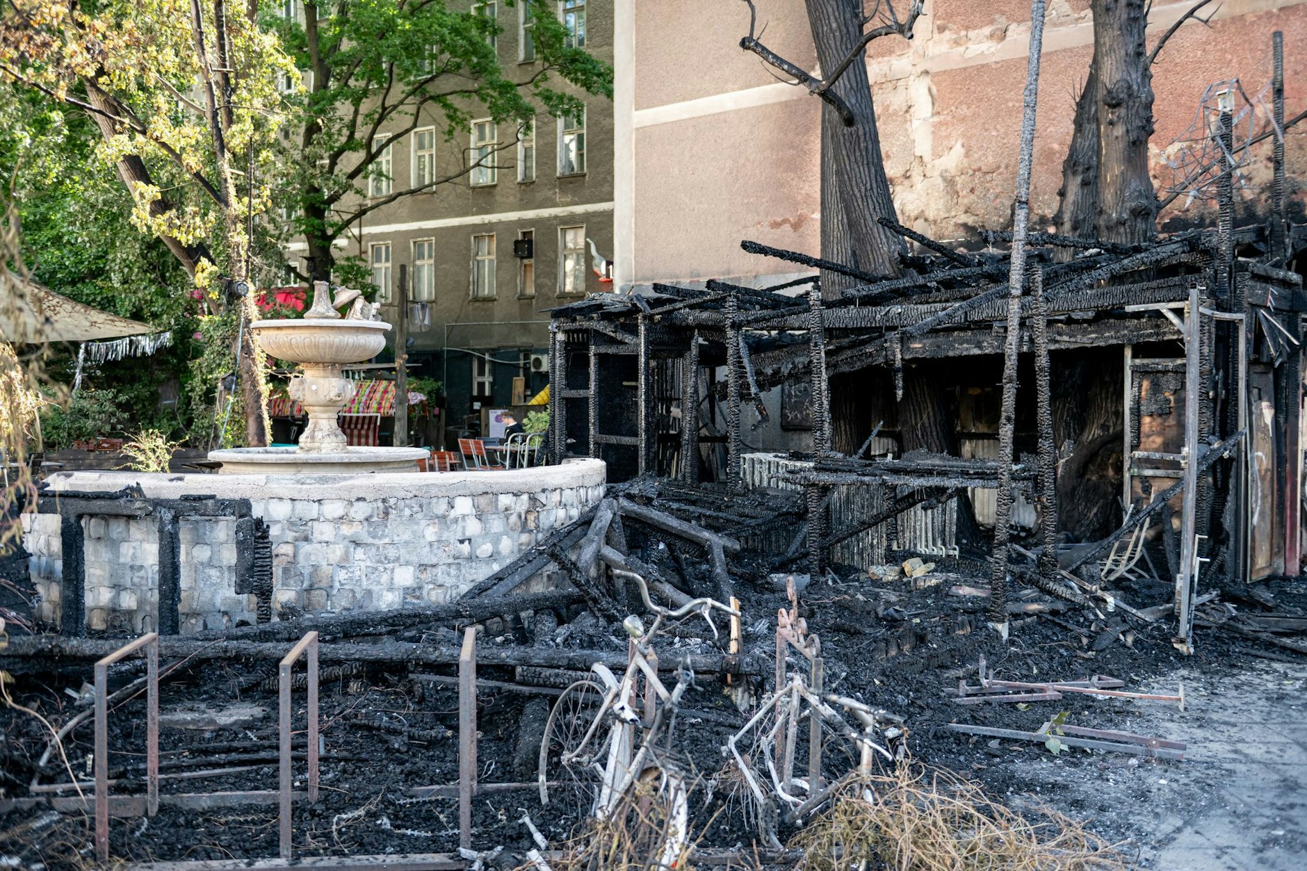 Im Juni hatte ein Feuer den Außenbereich der Wilden Renate in Friedrichshain zerstört.