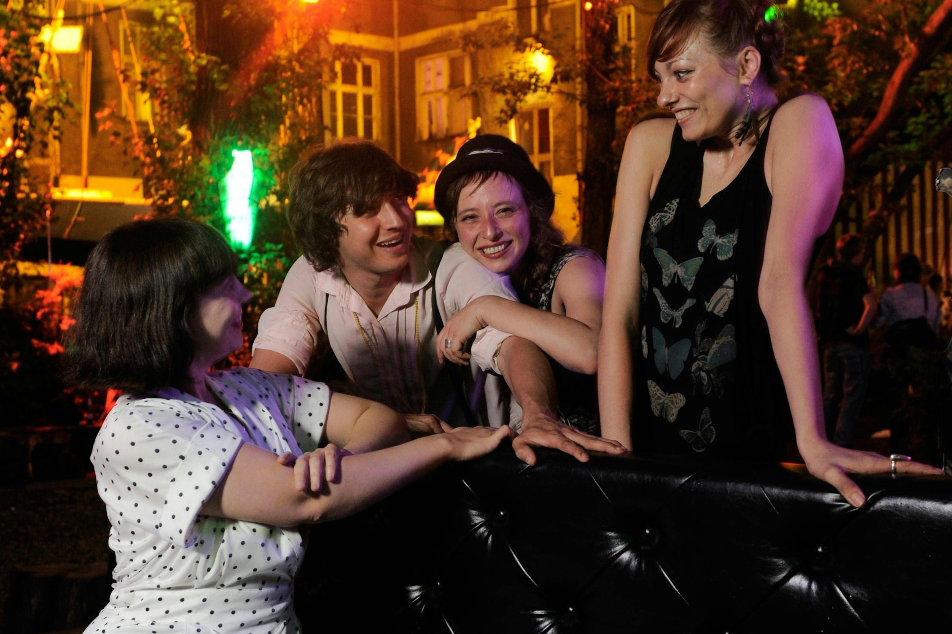 Besucher der Wilden Renate im Außenbereich des Clubs