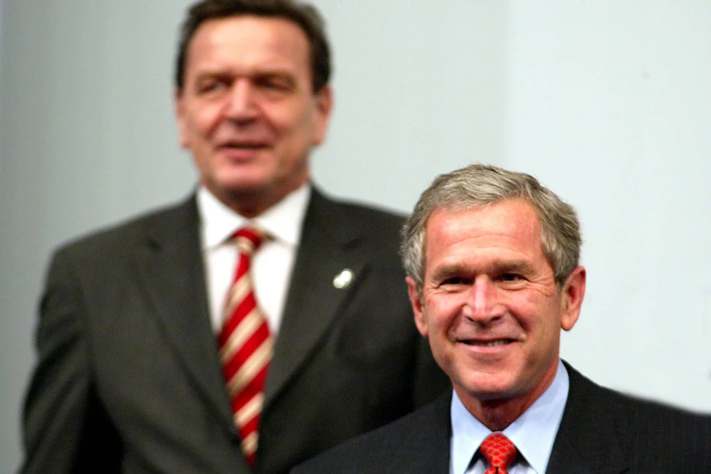 Nato-Gipfel Prag 2002: George W. Bush, Präsident USA , im Hintergrund Gerhard Schröder