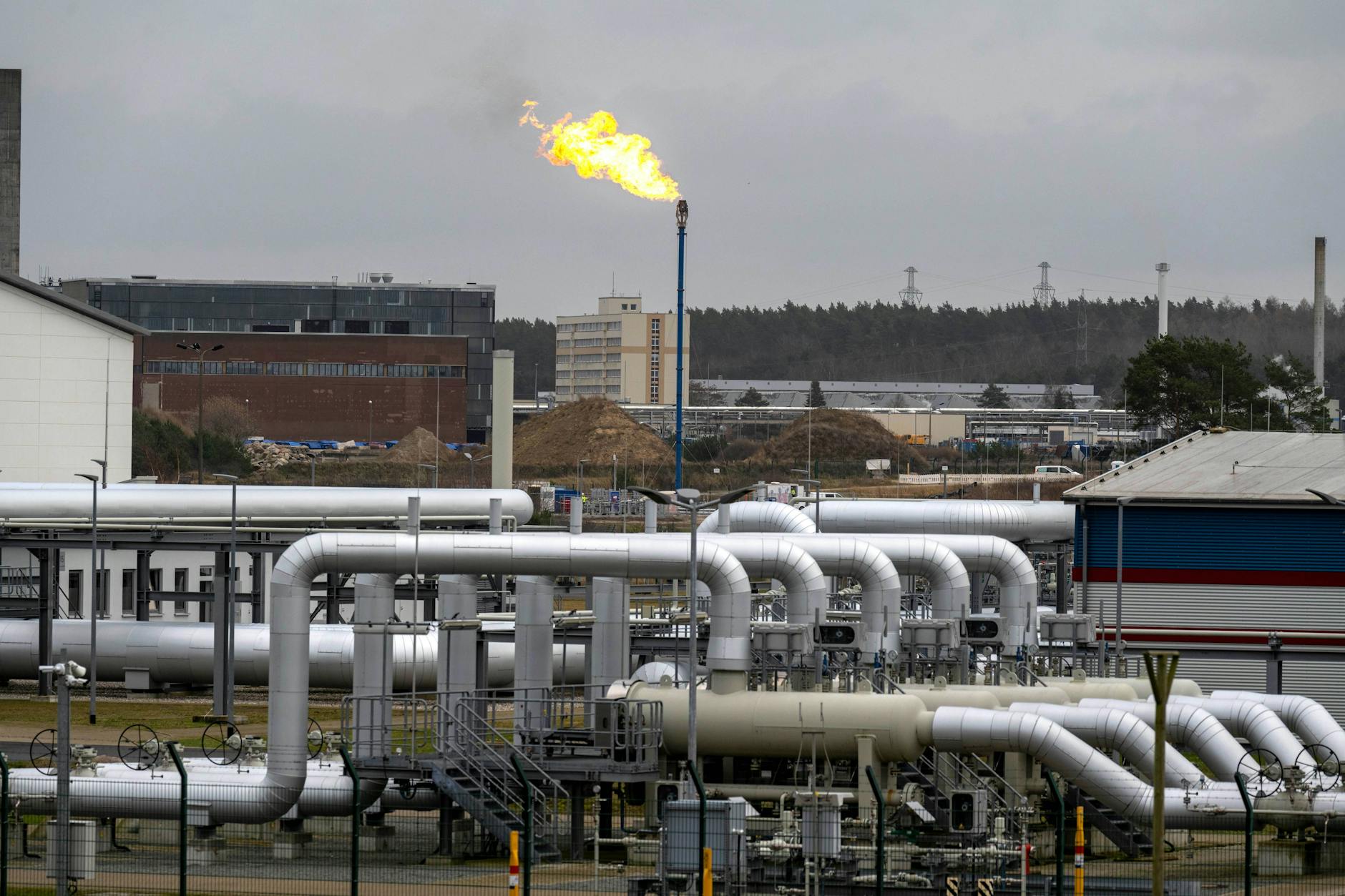 Ein Gemisch aus Erdgas und Wasserstoff brennt beim Abschluss der Befüllung der ersten Wasserstoffpipeline in Lubmin am 11. Dezember 2025 ab. Der Leitungsbetreiber Gascade nutzt dafür einen Leitungsstrang der ehemaligen Opal-Leitung.