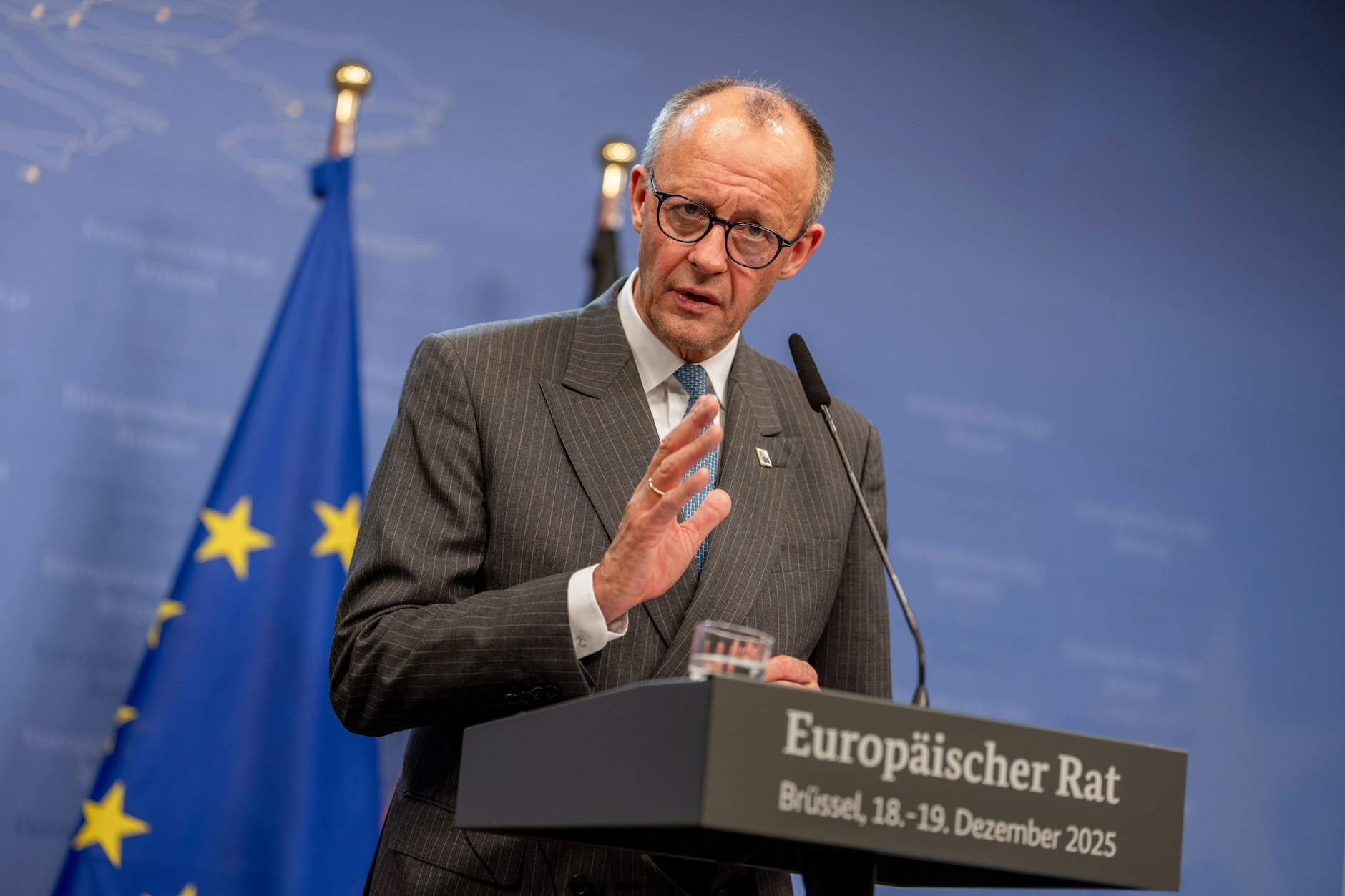 Bundeskanzler Friedrich Merz (CDU) erklärt auf einer Pressekonferenz nach dem EU-Gipfel den Kompromiss.