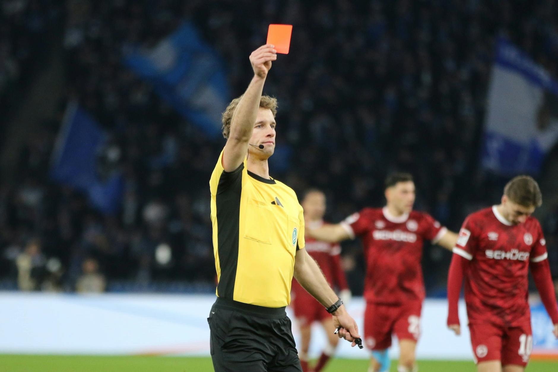 Der junge Schiedsrichter Jarno Wienefeld hatte zu keiner Zeit, das Spiel zwischen Hertha und Bielefeld im Griff. Es gipfelte mit einem Witz-Rot gegen Toni Leistner