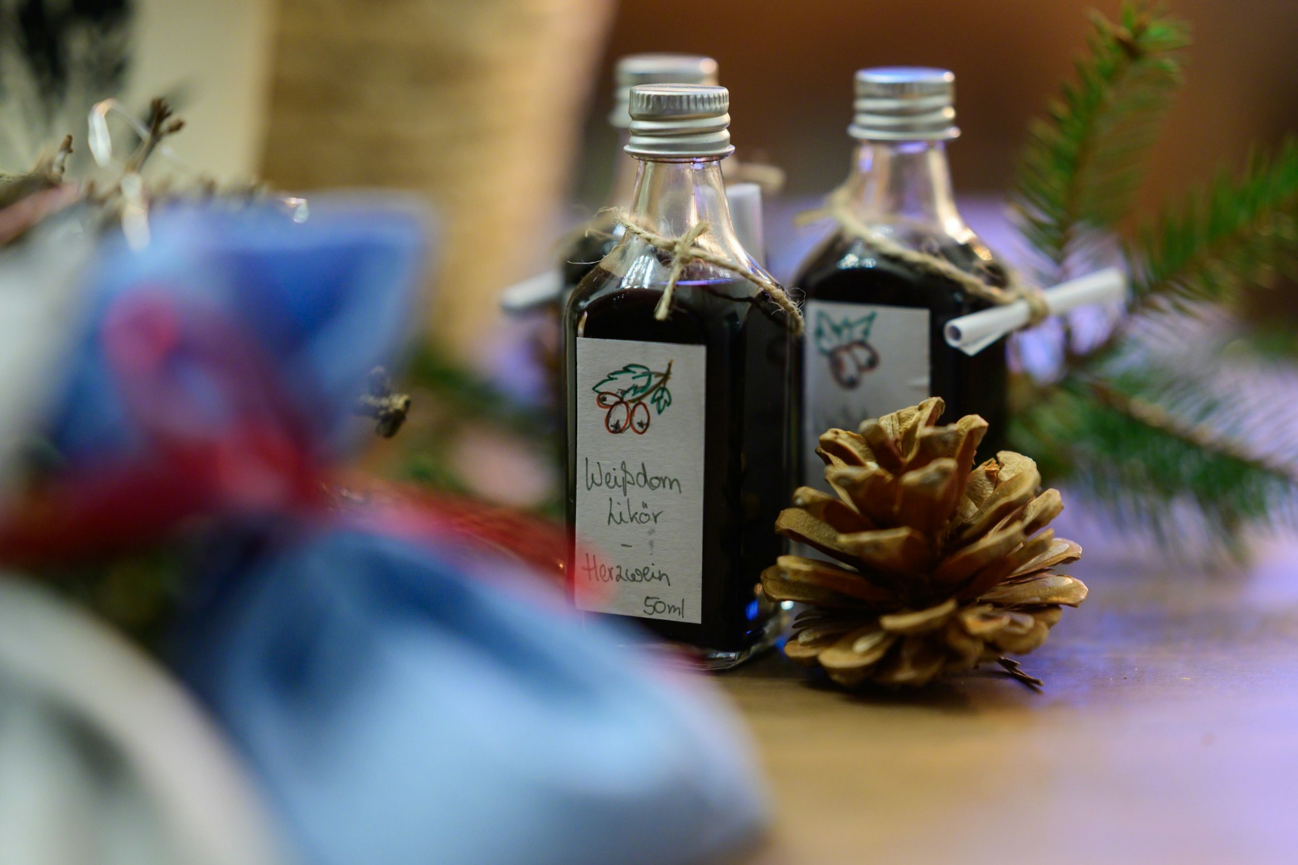 Selbstgemachtes wie Liköre sind für viele Menschen ein beliebtes Weihnachtsgeschenk. Nach der Bescherung kann man die Flaschen zusammen leeren.