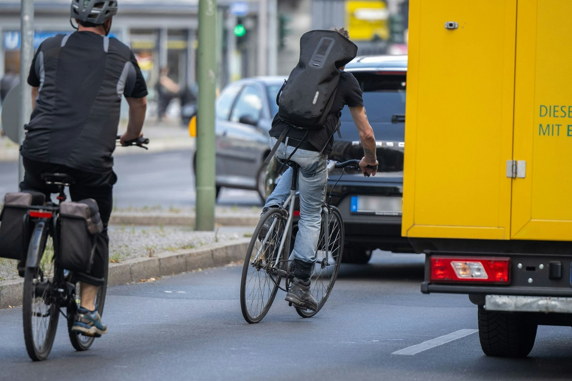 Radfahrer auf der Grunewaldstraße im Jahr 2023. So gefährlich wie auf diesem Foto ist es dank des neuen Radfahrstreifens nicht mehr.