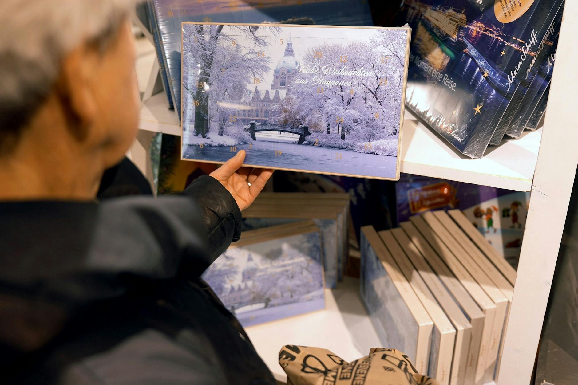 Ein selbstgemachter Kalender mit den schönsten Familienfotos des vergangenen Jahres erfreut immer.
