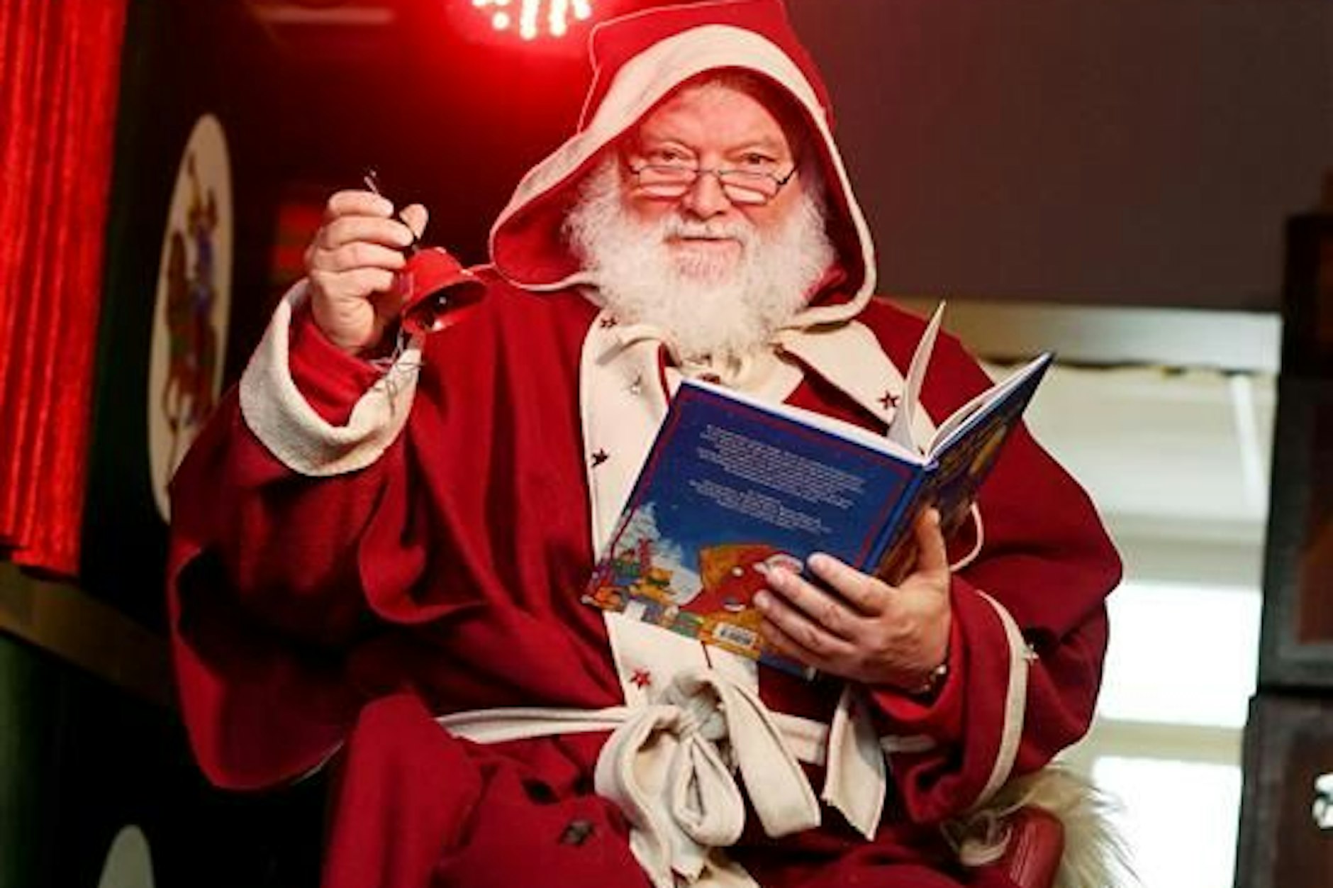 Weihnachtsmann Michael Rosensky (71) bei der Bescherung. Auch nach der Weihnachtszeit liebt er Bücher.