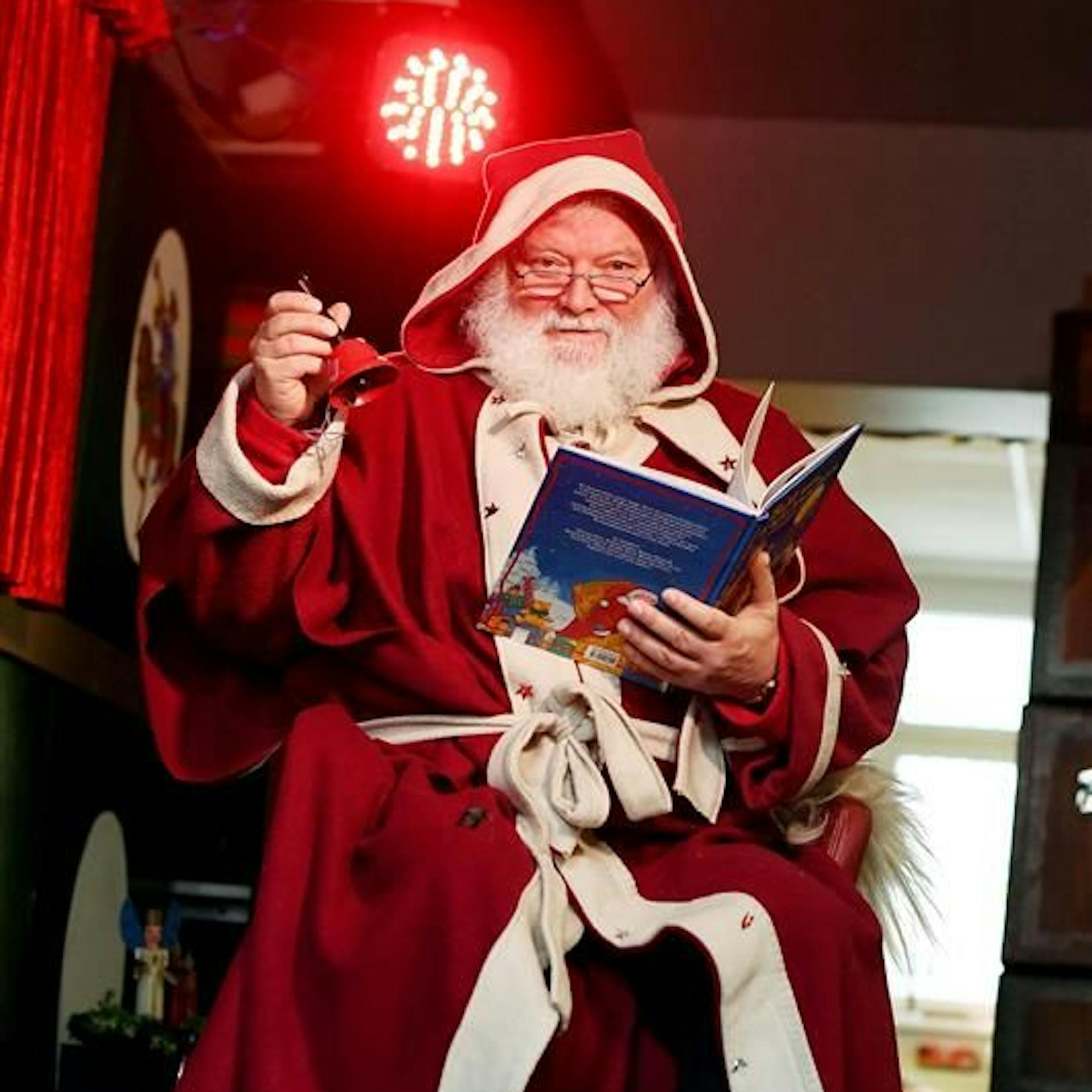 Der Weihnachtsmann schreibt übrigens im Sommer Krimis