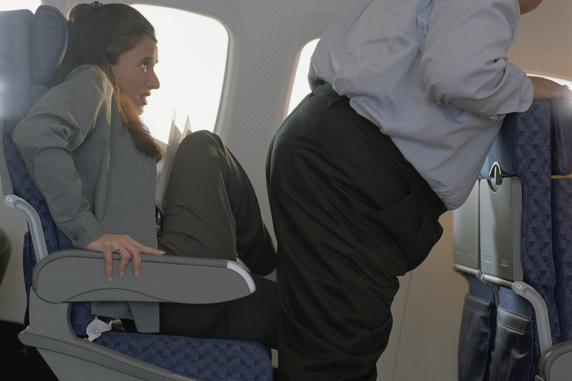 Enge in der Economy-Klasse! Für übergewichtige Passagiere kann das Fliegen zunehmend zum Kostenfaktor werden – einige Airlines verlangen inzwischen den Kauf eines zweiten Sitzplatzes.