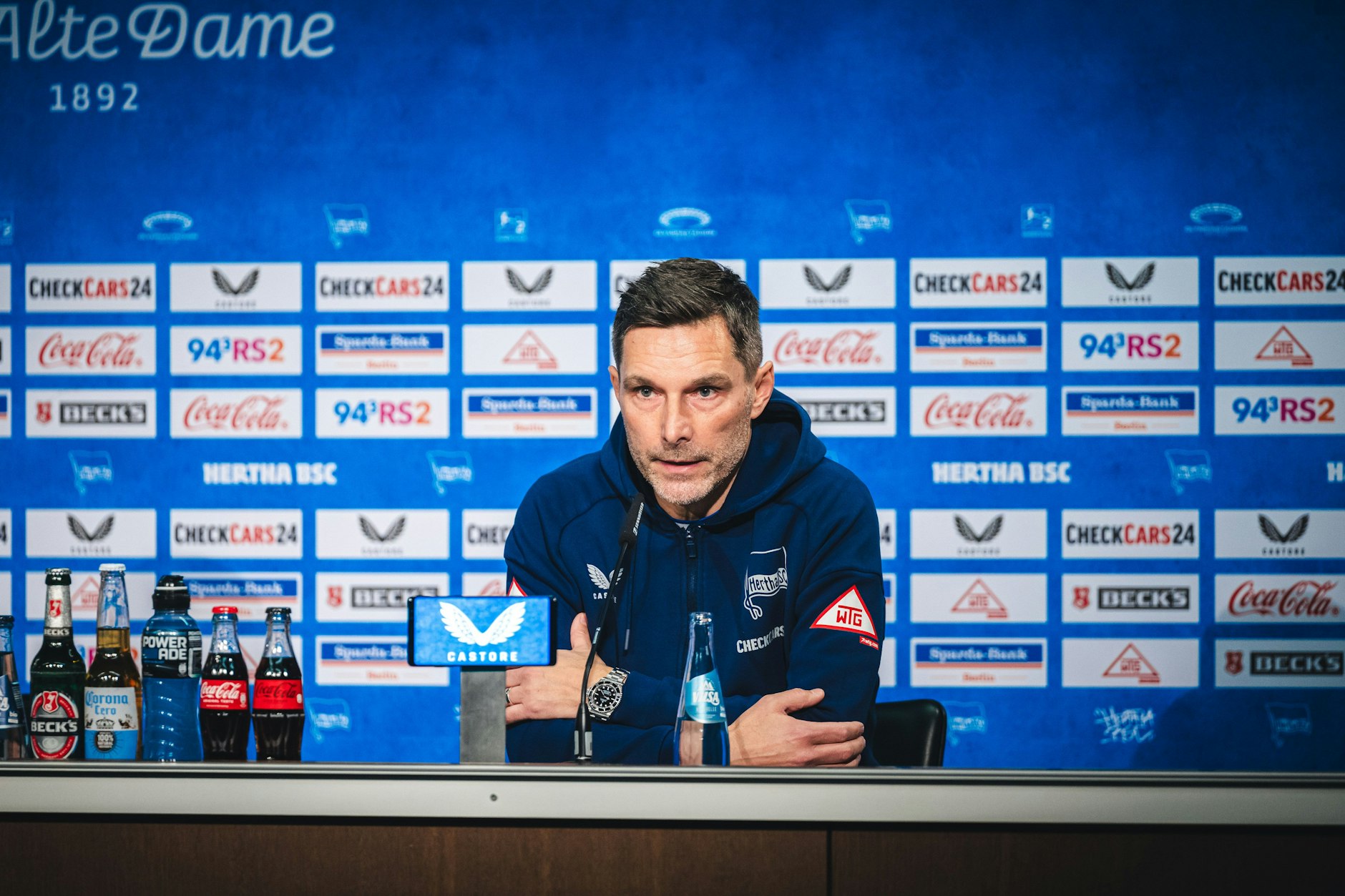 Trainer Stefan Leitl von Hertha BSC war nach dem 1:1 gegen Bielefeld stinksauer auf Schiri Jarno Wienefeld.