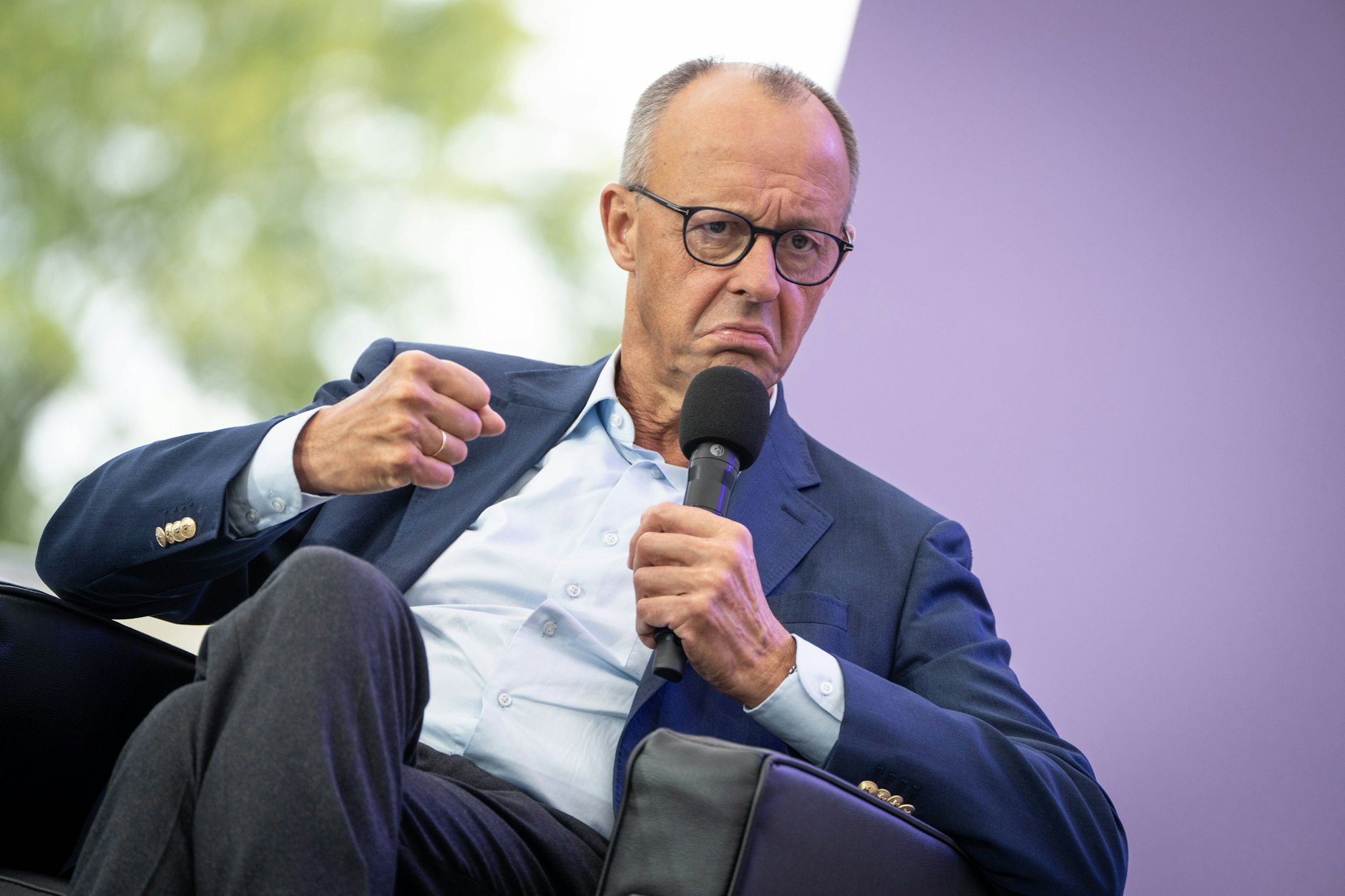 Hier wird er wohl noch sagen dürfen, dass … Merz am Tag der offenen Tür der Bundesregierung