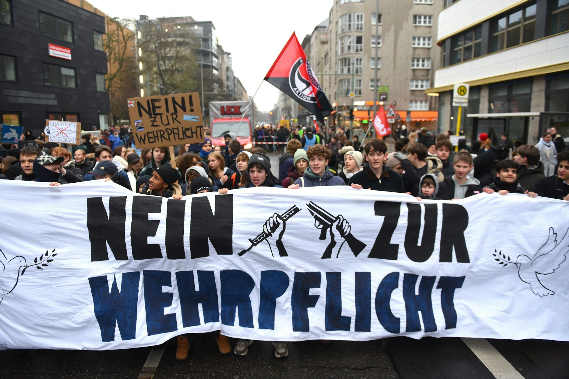 Berlin, Deutschland:
Schulstreik gegen Wehrpflicht und Zwangsmusterung
