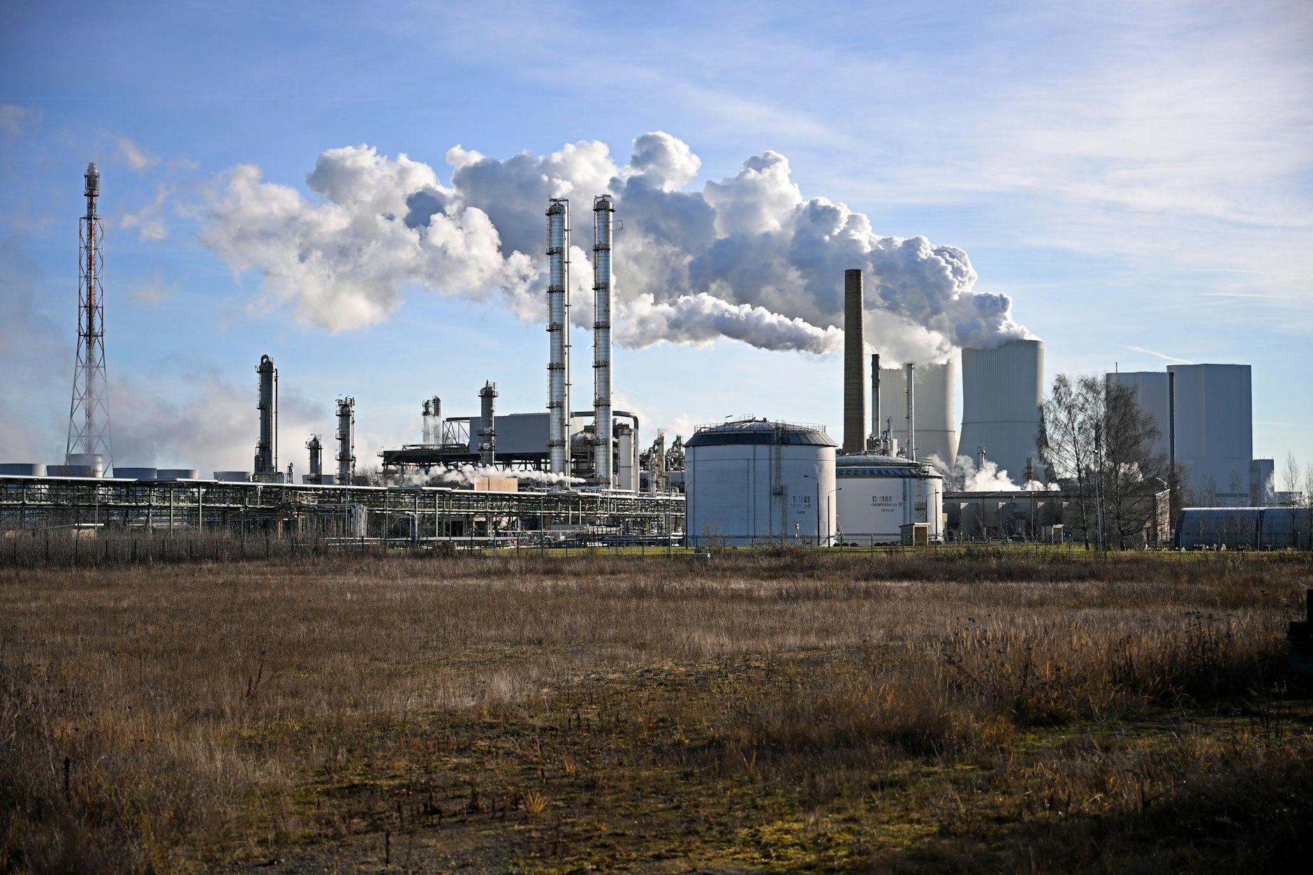 Die Anlagen von Dow Chemical im Chemiepark Böhlen. Besonders die ostdeutsche Wirtschaft leidet unter einer Wirtschaftsflaute.