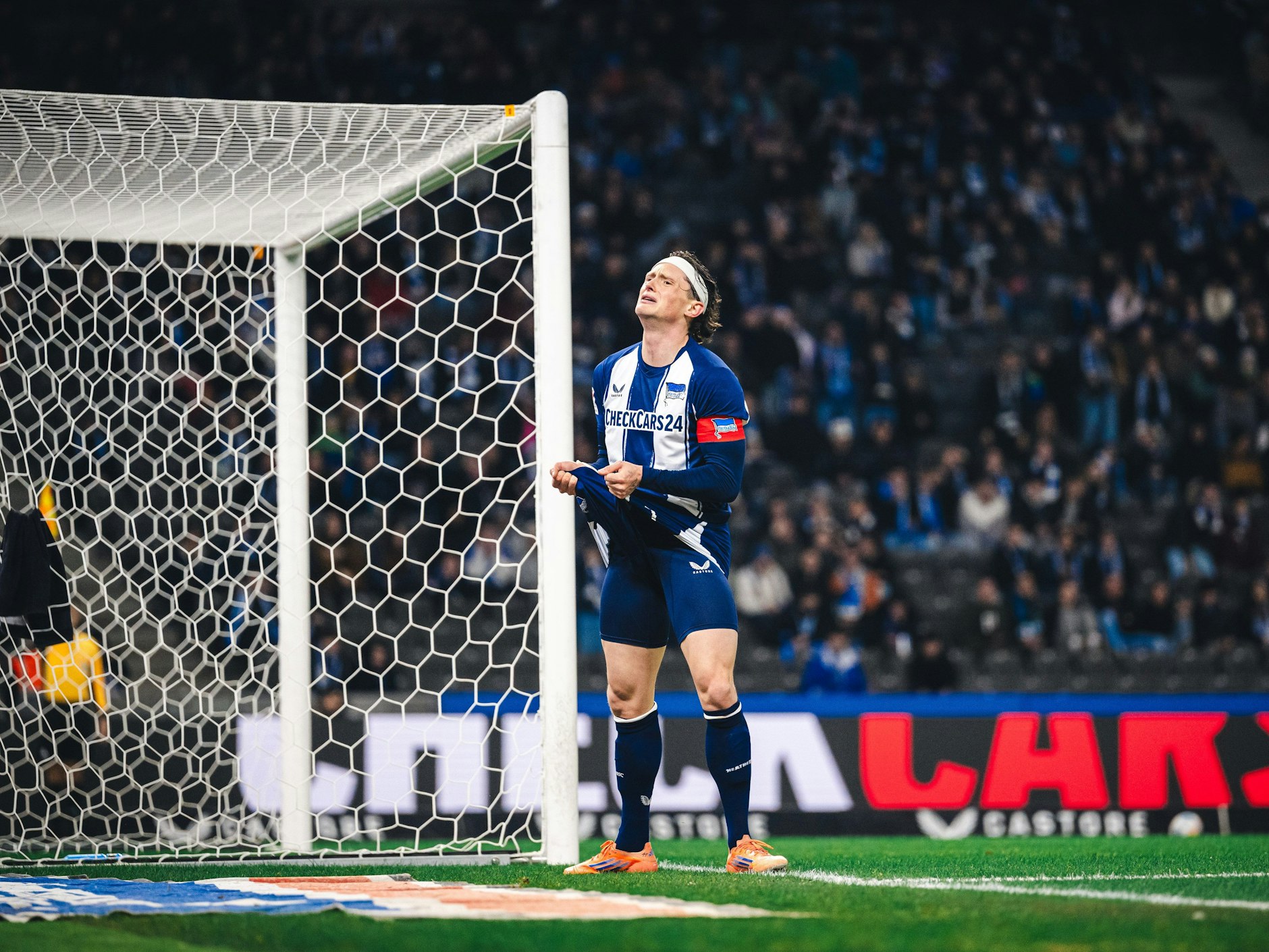 Hertha-Kapitän Fabian Reese ist nach seiner verpassten Torchance verzweifelt.