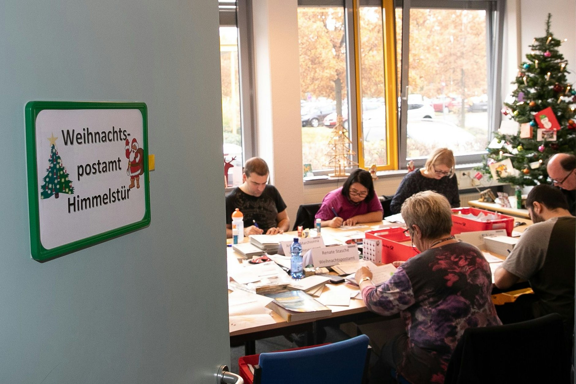 Das Weihnachtspostamt Himmelstürarbeit auch an den Feiertagen.