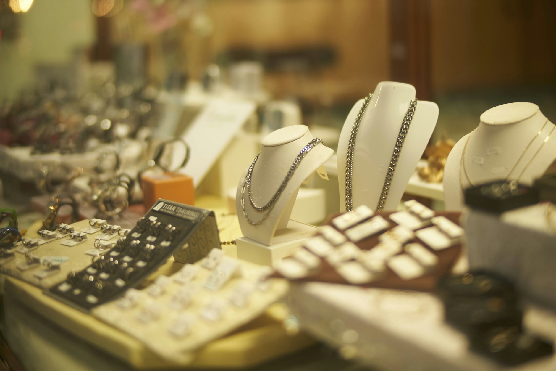 Halsketten und Schmuck eigenen sich als Last-Minute-Geschenk immer. Sie können den Geldbeutel aber sehr belasten.