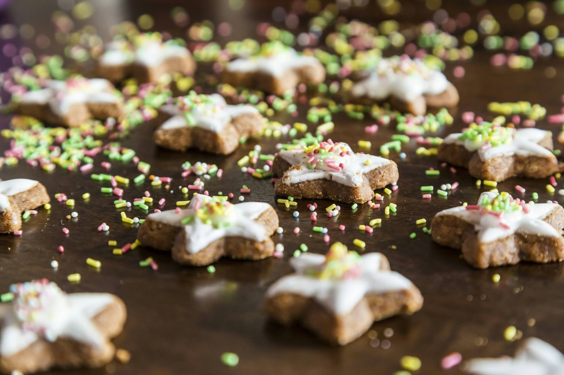 Der Duft von frisch gebackenen Weihnachtsplätzchen wirkt direkt auf das Gehirn – und kann in Sekunden Erinnerungen an Kindheit, Familie und festliche Momente wachrufen.