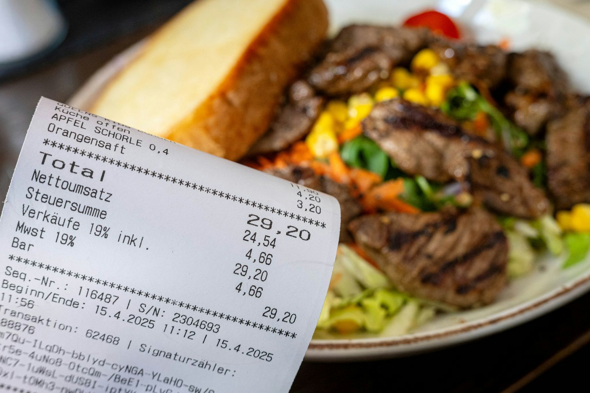 Eine Rechnung mit Mehrwertsteuer in einem Restaurant. Weniger müssen Kunden demnächst wohl trotz der Gesetzänderung nicht zahlen.