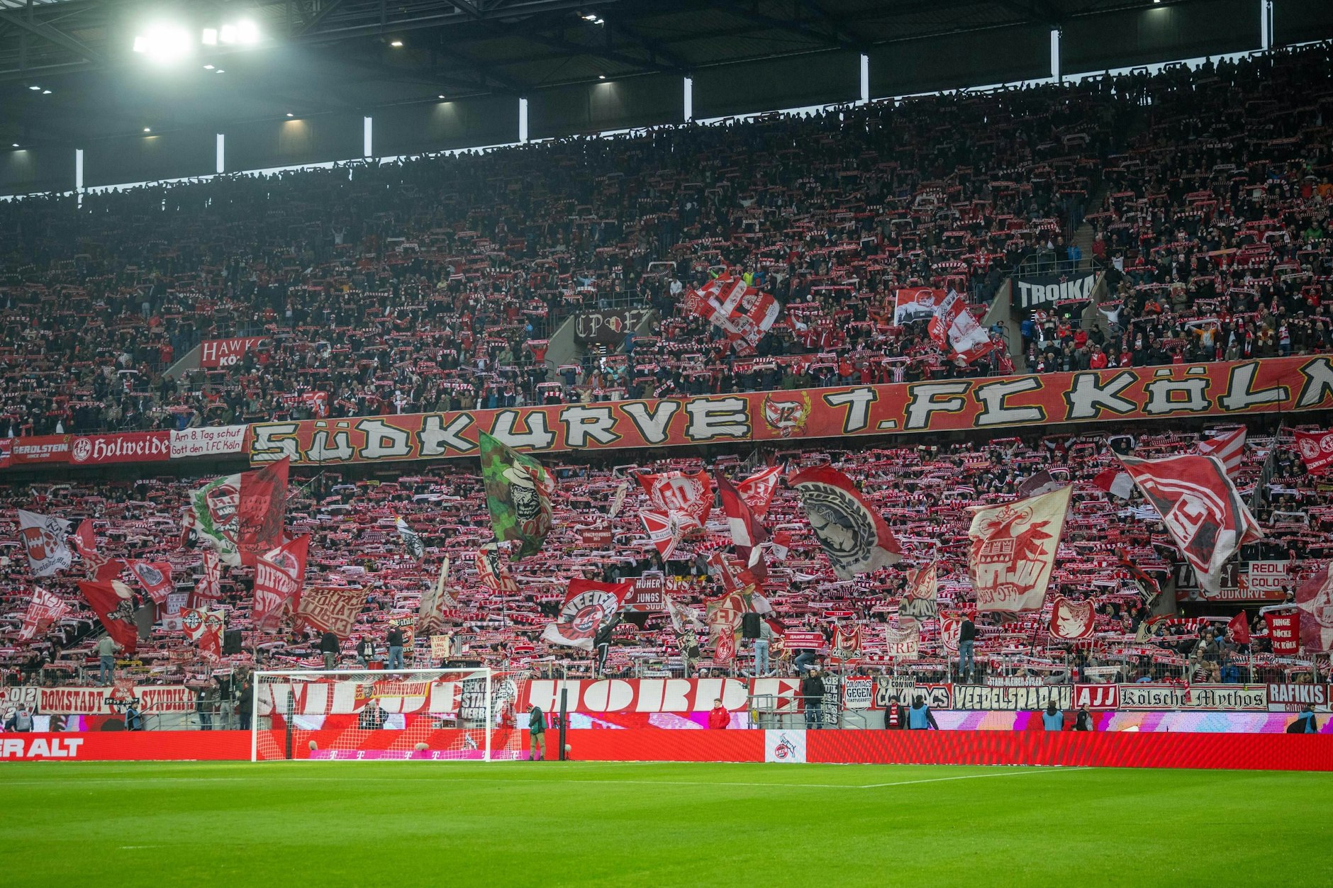 Ein medizinischer Notfall in der Südkurve des 1. FC Köln sorgt im Spiel gegen den 1. FC Union in den ersten 15 Minute für bedrückende Stille.
