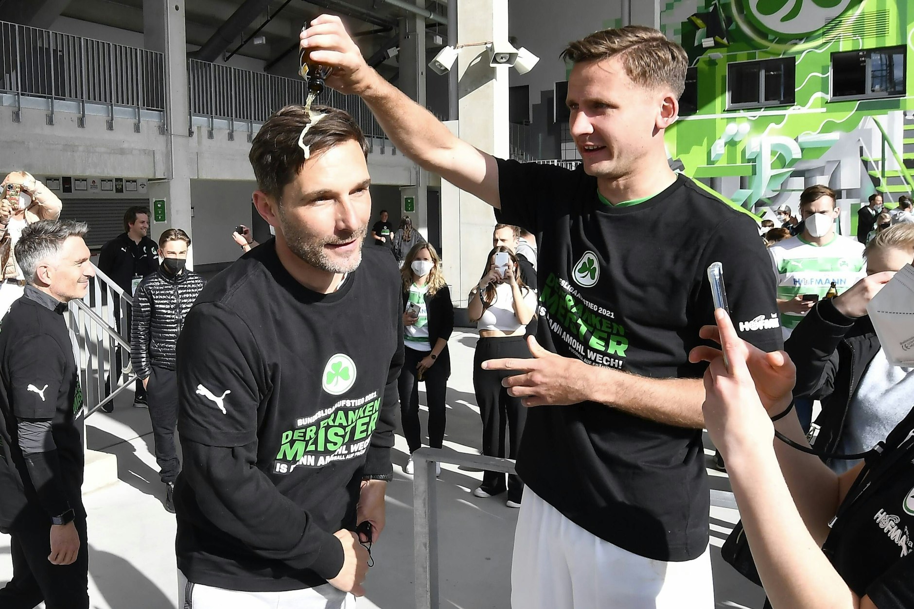 Erkannt? Paul Seguin verteilte im Mai 2021 bei der Aufstiegsfeier von Fürth eine Bierdusche an Trainer Stefan Leitl. Gibt es die Bilder in fünf Monaten auch bei Hertha?