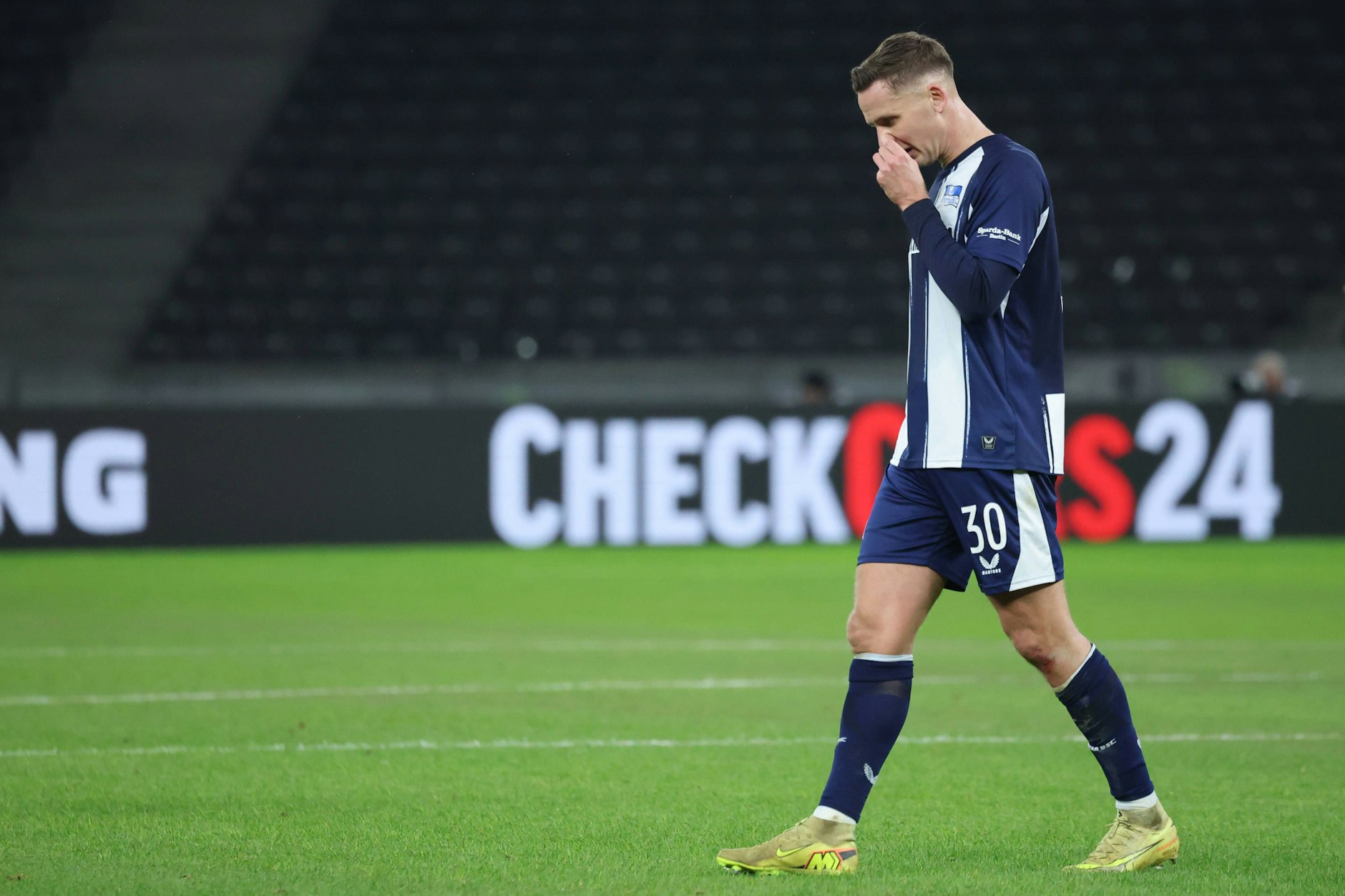 Herthas Mittelfeldstratege Paul Seguin konnte sich über sein erstes Saisontor überhaupt nicht freuen. Frust nach dem Abpfiff wegen der skandalösen Roten Karte für Toni Leistner.