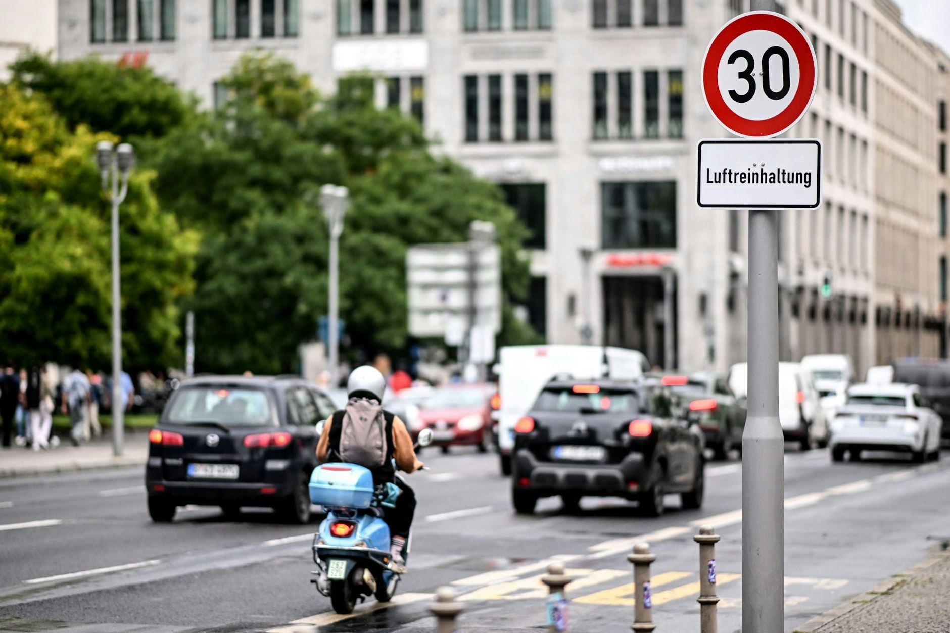 Der Umwelt zuliebe wurden in Berlin Tempo-30-Zonen eingerichtet -&nbsp; und inzwischen oft wieder aufgehoben. Dabei verhindern die Zonen auch Unfälle.