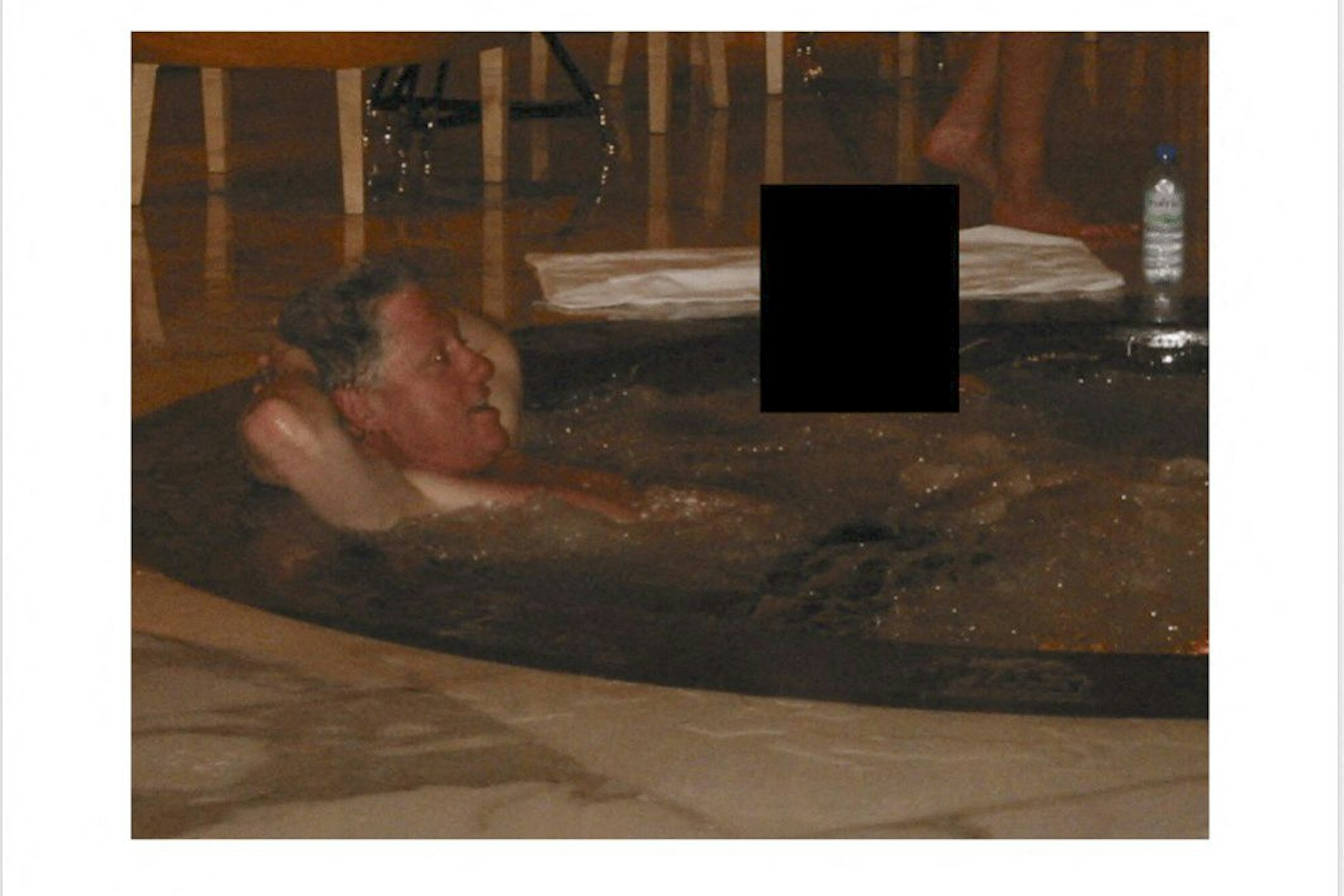 Fotos im Whirlpool setzen den früheren US-Präsidenten Bill Clinton unter Druck. Seine weibliche Begleitung wurde geschwärzt.