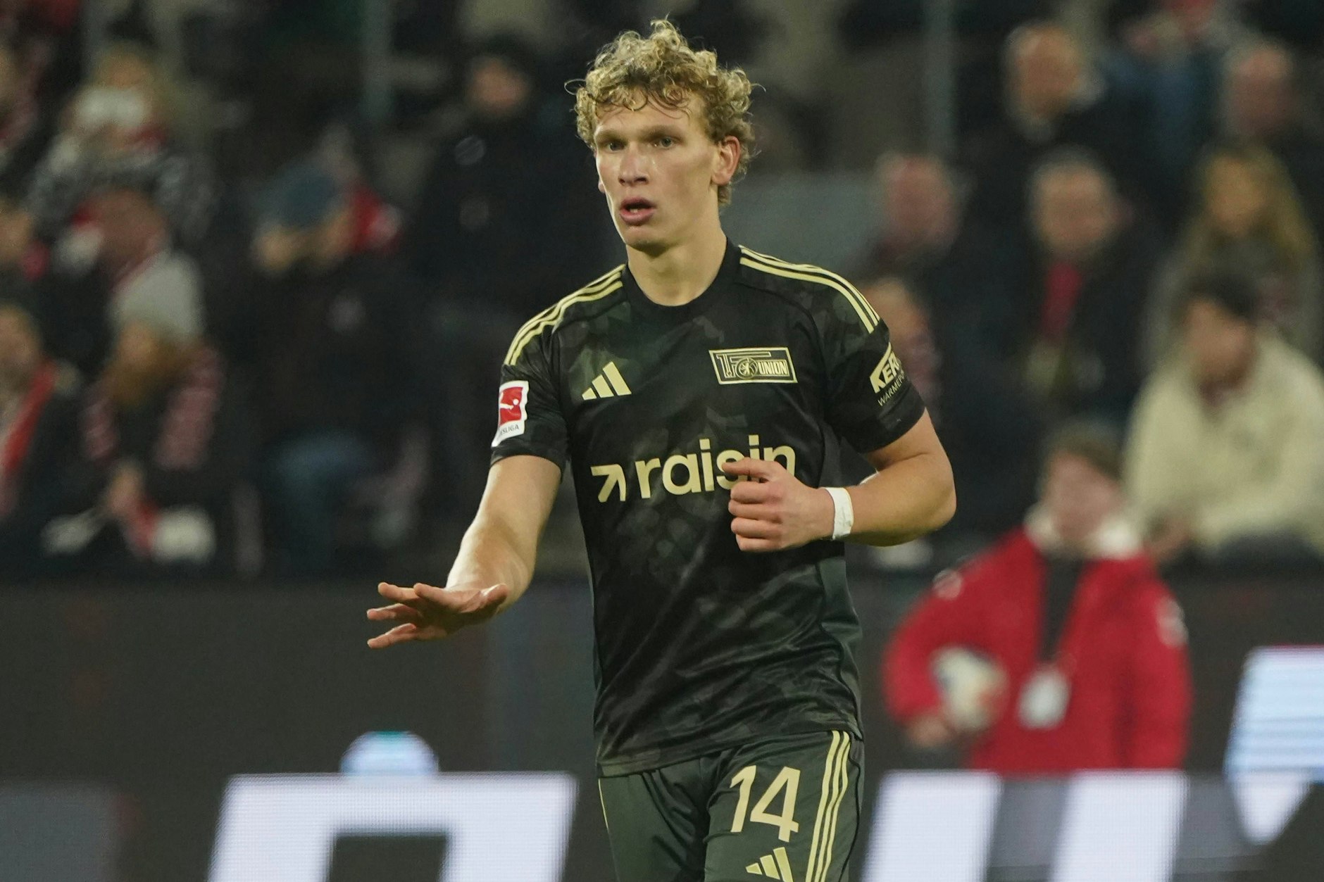 Abwehrchef Leopold Querfeld zeigt die Devise des 1. FC Union an, die auch nach dem Sieg in Köln gilt. Auf dem Boden bleiben. 