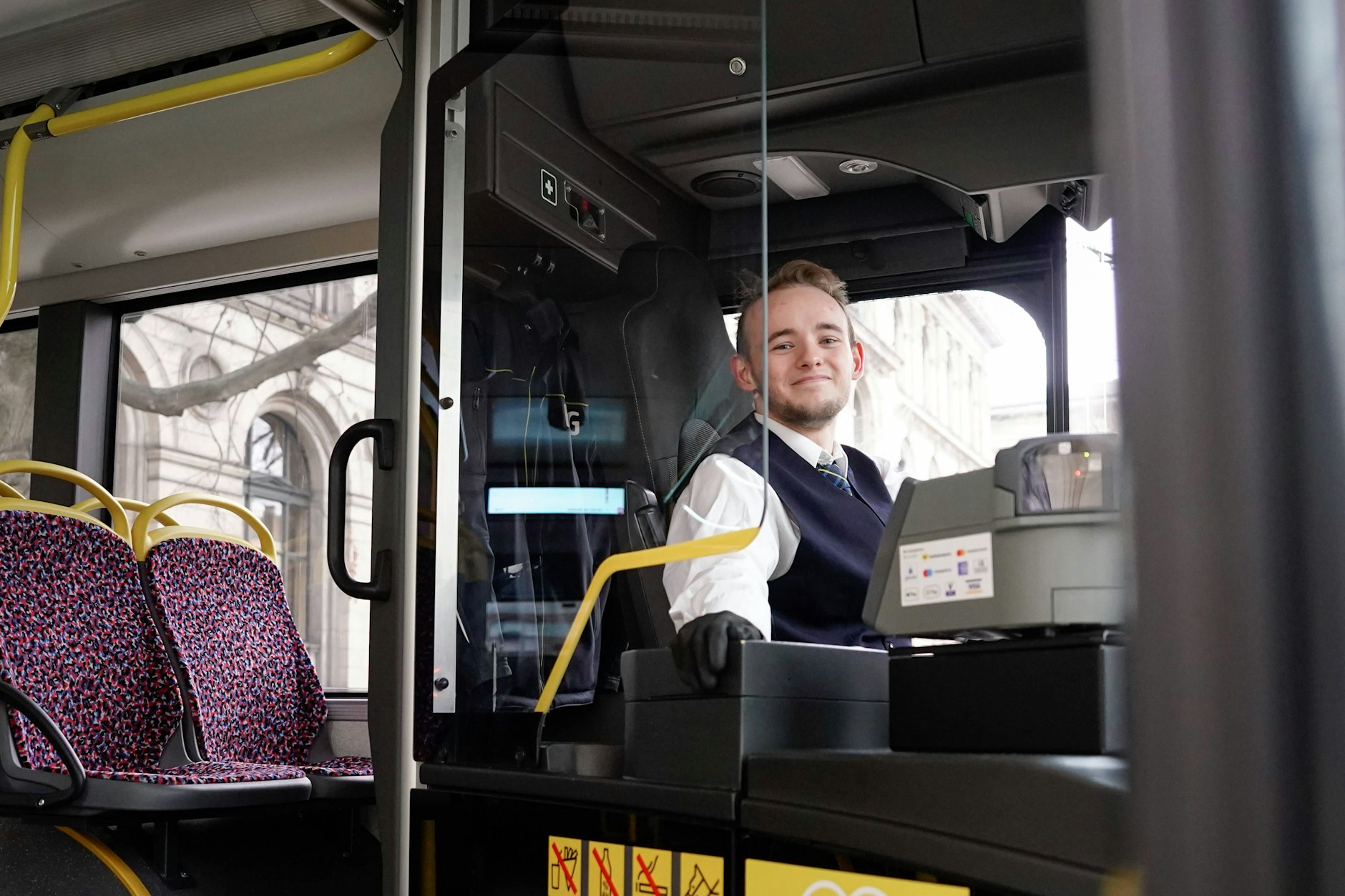 Auch in Berlin müssen viele Fahrer von Bussen und Straßenbahnen am Wochenende arbeiten.
