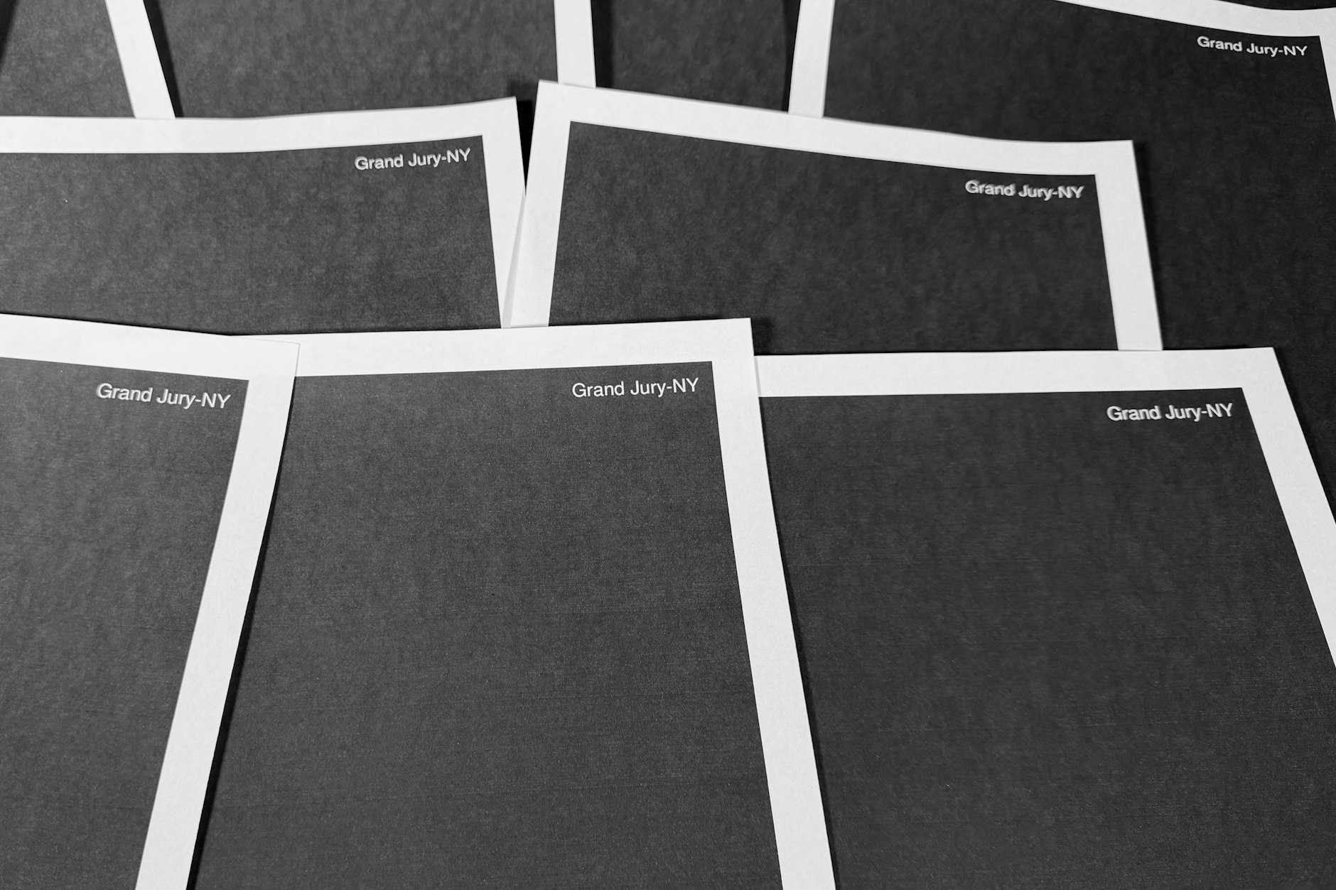 Seiten aus einer vollständig geschwärzten Akte über Jeffrey Epstein.