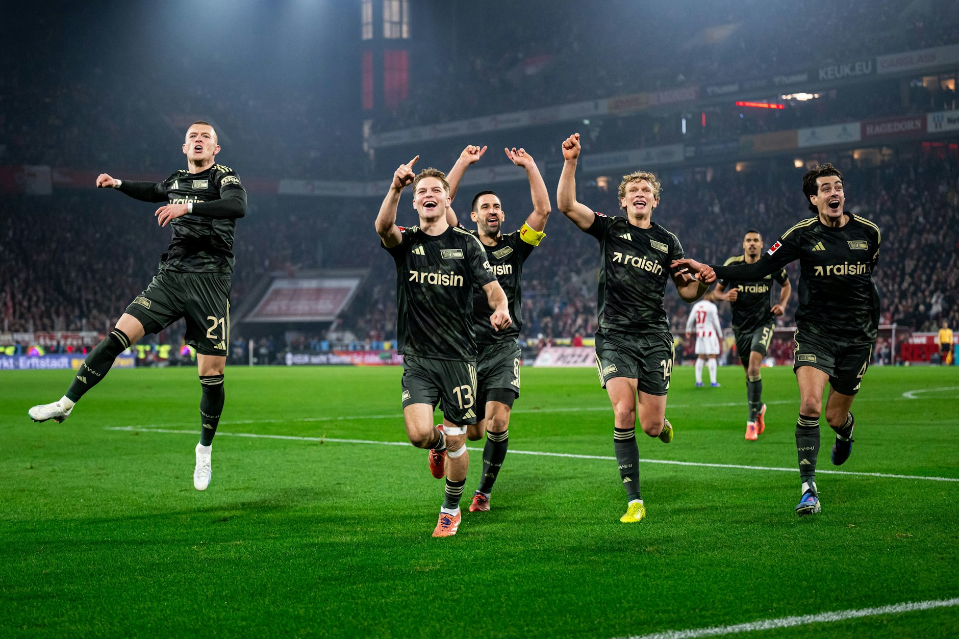 Kollektiver Jubel in der Nachspielzeit: Tim Skarke, András Schäfer, Rani Khedira, Leopold Querfeld und Diogo Leite (v.l.) jubeln über das späte 1:0 des 1. FC Union Berlin beim 1. FC Köln.