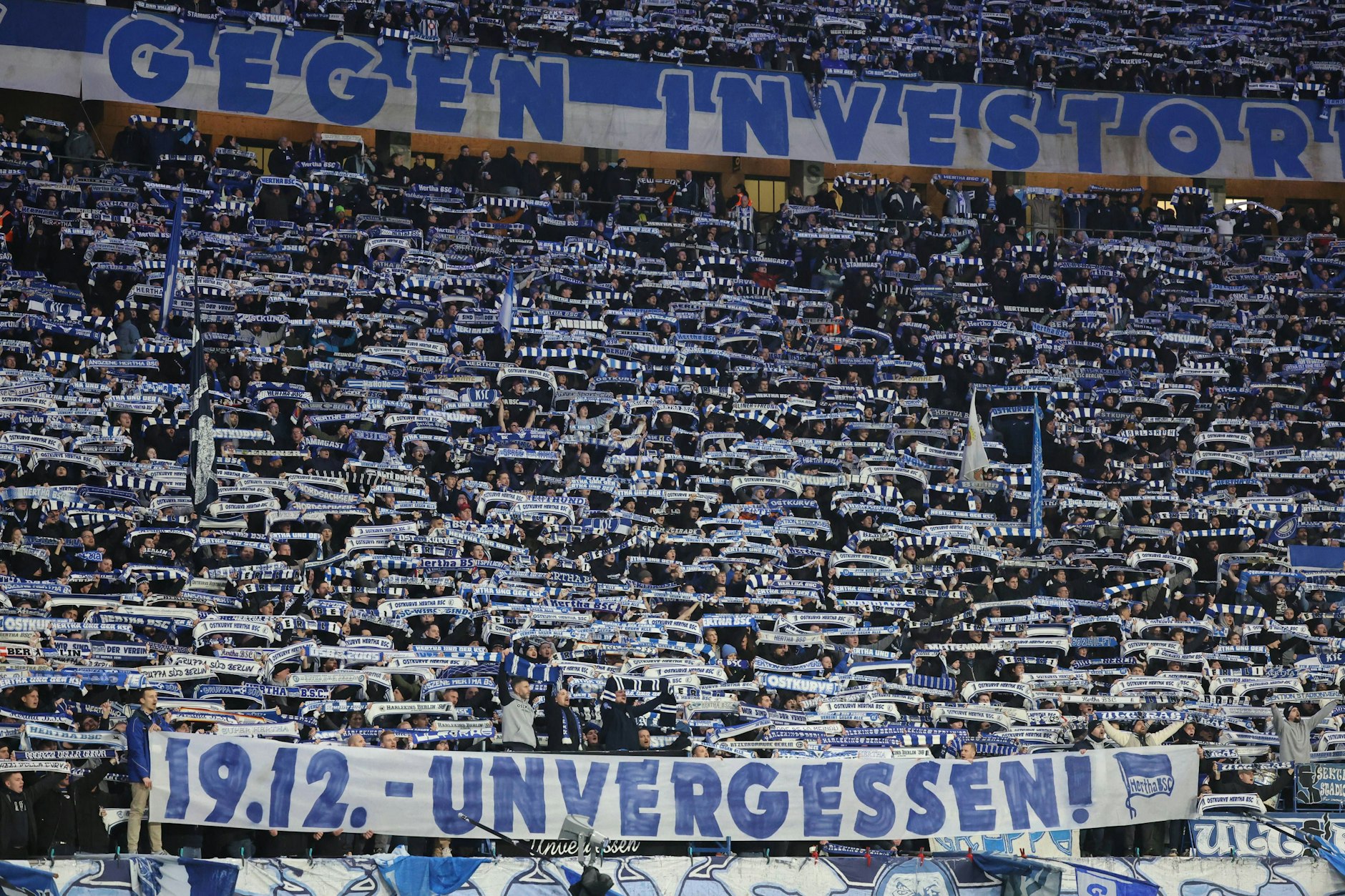 Die Ostkurve von Hertha BSC erinnerte am Freitagabend an den Terroraanschlag auf dem Berliner Weihnachtsmarkt. Mit dem Plakat „19.12. – Unvergessen!“