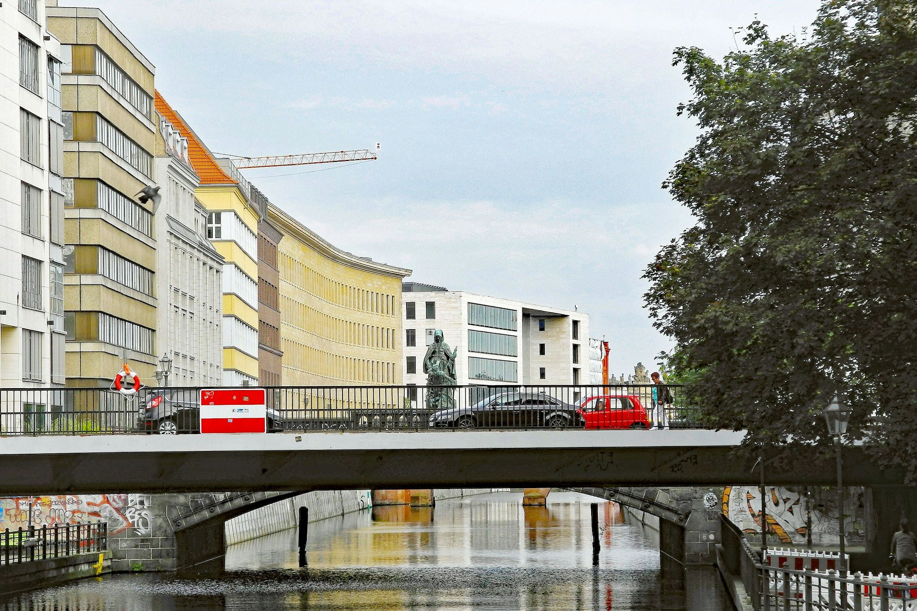 Die Neue Gertraudenbrücke ist für schwere Fahrzeuge gesperrt.