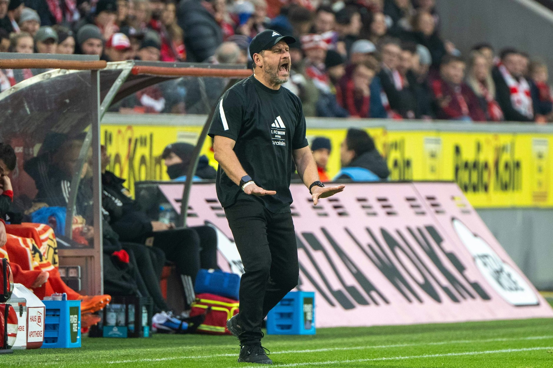Steffen Baumgart geht während des Duells beim 1. FC Köln der Hut hoch. Der Union-Trainer ist in der ersten Halbzeit mit dem Spiel seiner Mannschaft nicht zufrieden.