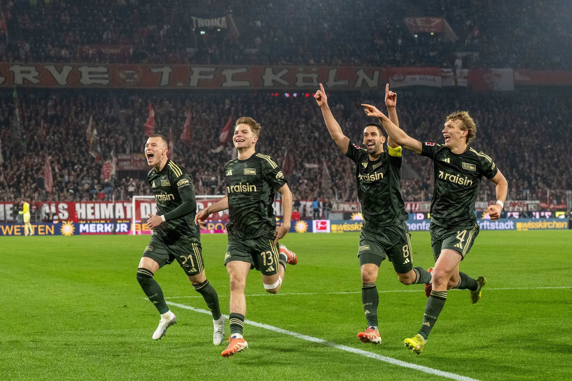 Der 1. FC Union jubelt über einen Last-Minute-Sieg beim 1. FC Köln. 