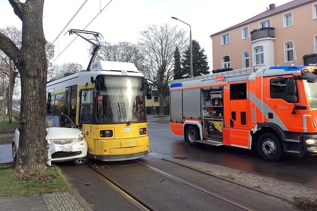 Unfall in Berlin-Mahlsdorf: Auto zwischen Tram und Baum eingeklemmt