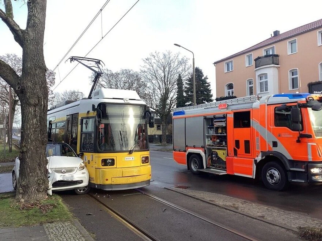 Otomobil tramvay ile ağaç arasına sıkıştı