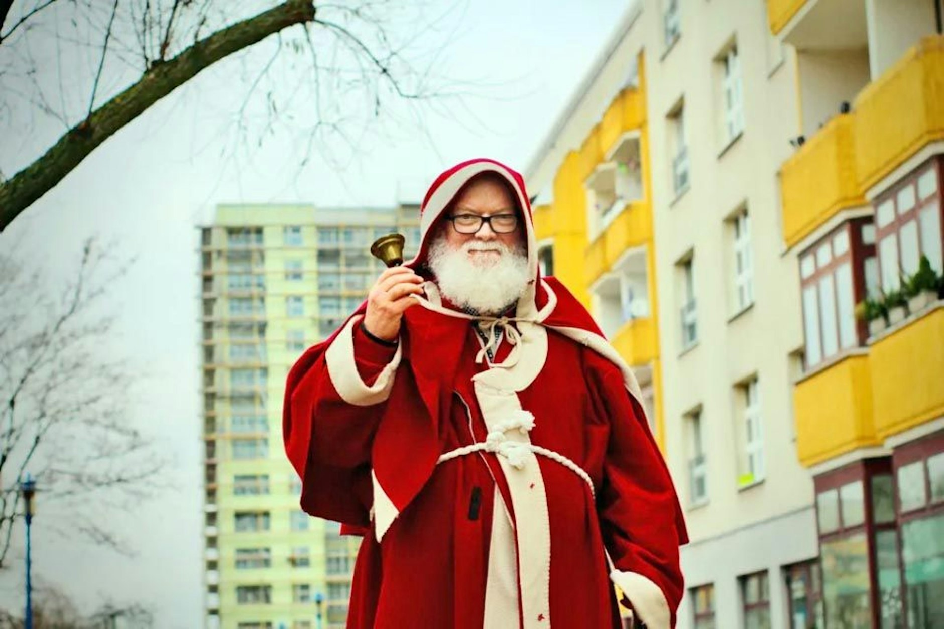 Wer Michael Rosensky in diesen Tagen so sieht, weiß sofort, wen er vor sich hat – den Weihnachtsmann. Hier ist er in seinem Kiez in Berlin-Hellersdorf im Einsatz