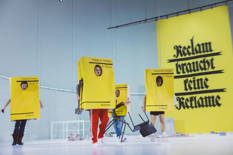 Was raschelt da im Blätterwald? Claudia Bossard inszeniert Schillers ...