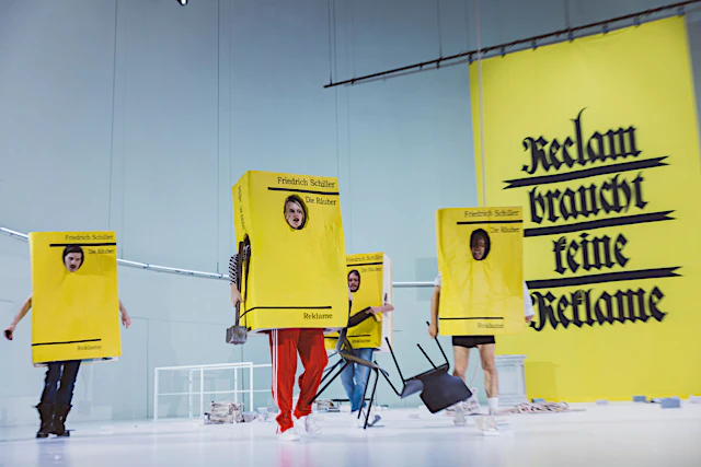 Was raschelt da im Blätterwald? Claudia Bossard inszeniert Schillers ...